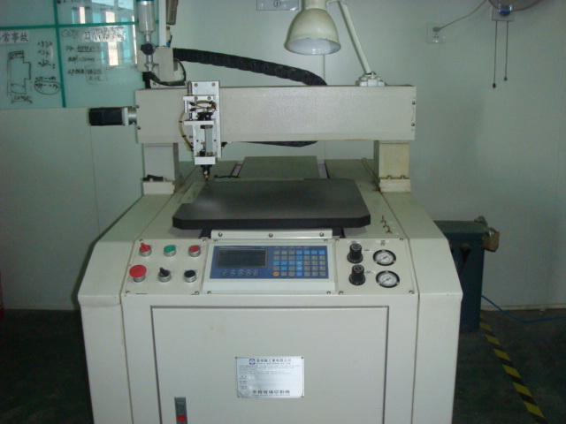 Anisotropic glass cutting machine